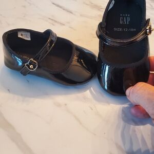 GAP Black PANTENT LEATHER MARY JANES Size 12-18 Months EUC worn Twice